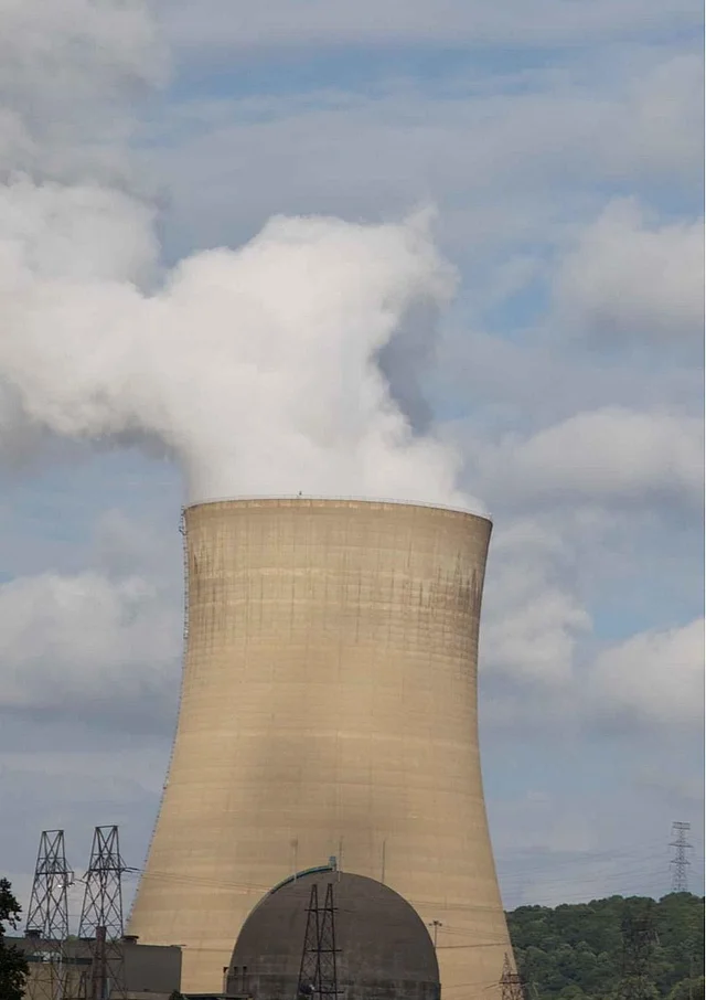 Ein Kühlturm aus dem es herausdampft. Sonst ein üblicher Anblick bei AKWs.