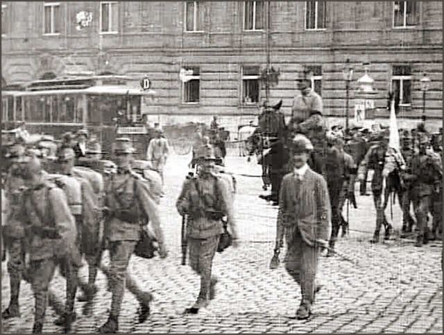 Zum Bahnhof marschierende Infanterie