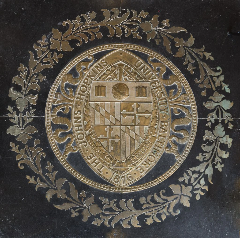 Das Siegel der Johns Hopkins Universität an der Fritz Machlup lehrte.