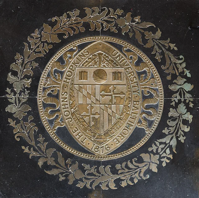 Das Siegel der Johns Hopkins Universität an der Fritz Machlup lehrte.
