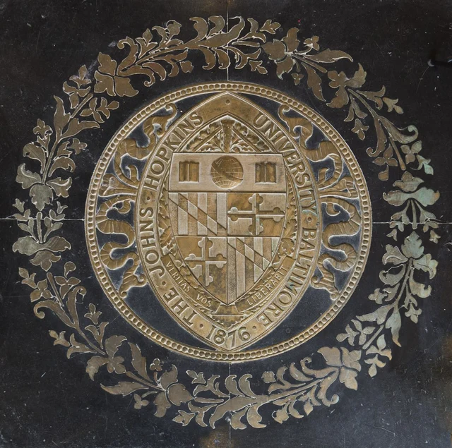 Das Siegel der Johns Hopkins Universität an der Fritz Machlup lehrte.