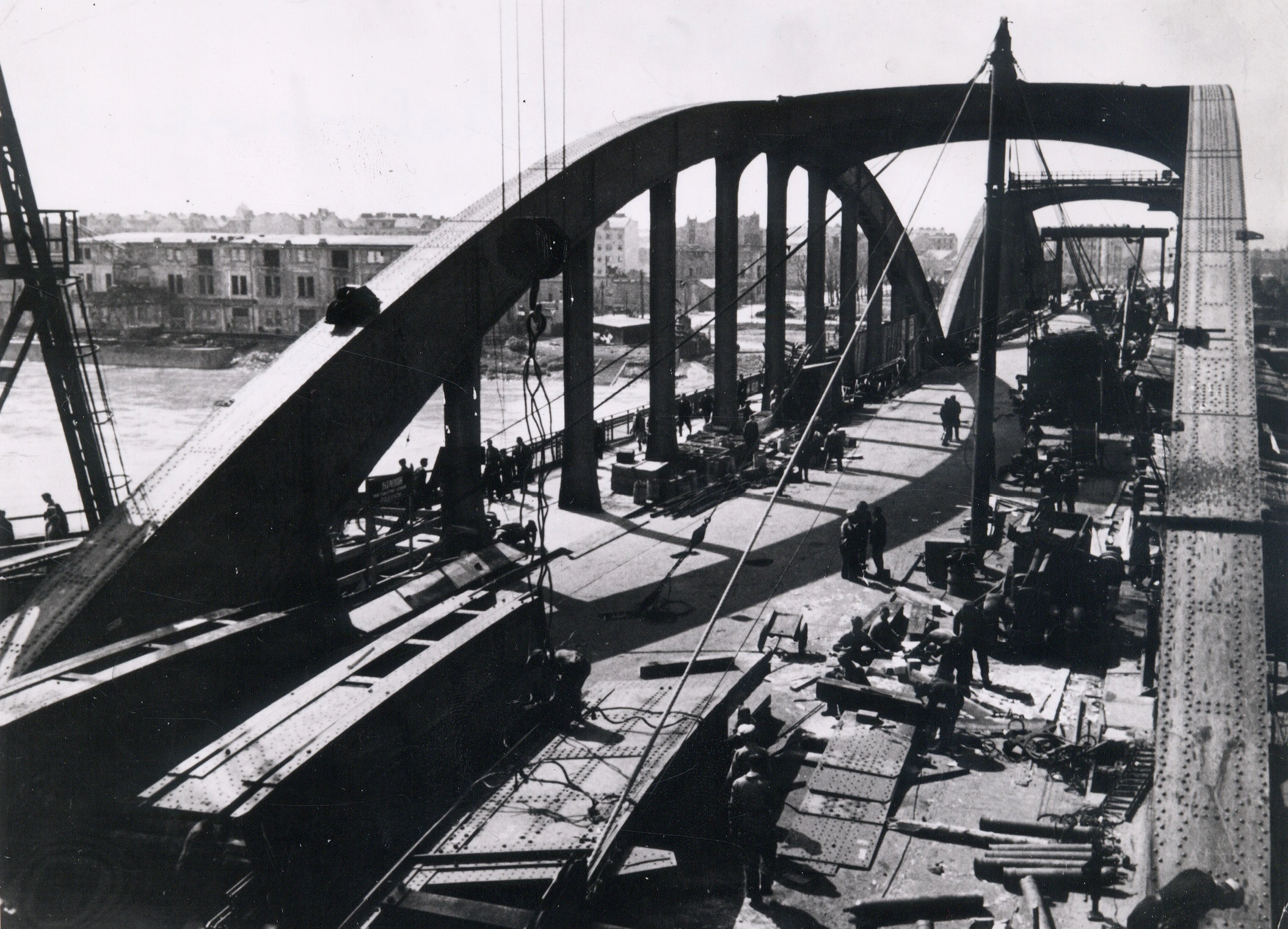 Bauarbeiten auf der Stahlbogenbrücke