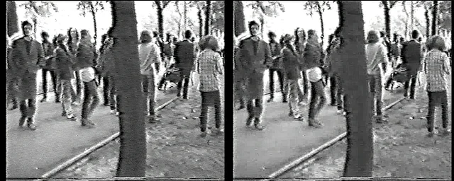 Diese Bilder zeigen jeweils exakt den selben Frame einer digi­ta­li­sierten VHS-Kassette. Das linke Bild zeigt die in einem ver­lust­freien („lossless“) Codec (ffv1) encodierte Archiv­kopie, während des rechte Bild exakt den gleichen Frame einer MPEG-2-Ansichts­kopie zeigt. Bei diesen Bildern handelt es sich nicht um kon­struier­te Bei­spiele, sondern um reale Fälle aus der „Echt­welt“. Ge­zeigt werden Archiv­kopie und An­sichts­kopie, wie sie an der Öster­reichi­schen Media­thek er­stellt und ver­wendet werden. In beiden Bildern ist ein deut­licher „Kamm­effekt“ zu sehen, der darauf zurück­zu­führen ist, dass die ur­sprüng­liche Quelle „interlaced“ ist. Vergleicht man nun das linke (ffv1) mit dem rechten Bild (MPEG-2), er­kennt man einen Ver­lust an granu­larer Bild­infor­ma­tion. 