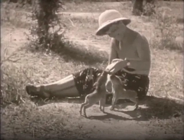 Filmstill mit Lilli Koenig aus "Verhaltensweisen junger Warzenschweine", 1956