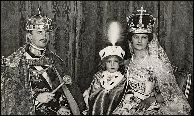 Das Königspaar Karl und Zita mit Thronfolger Otto