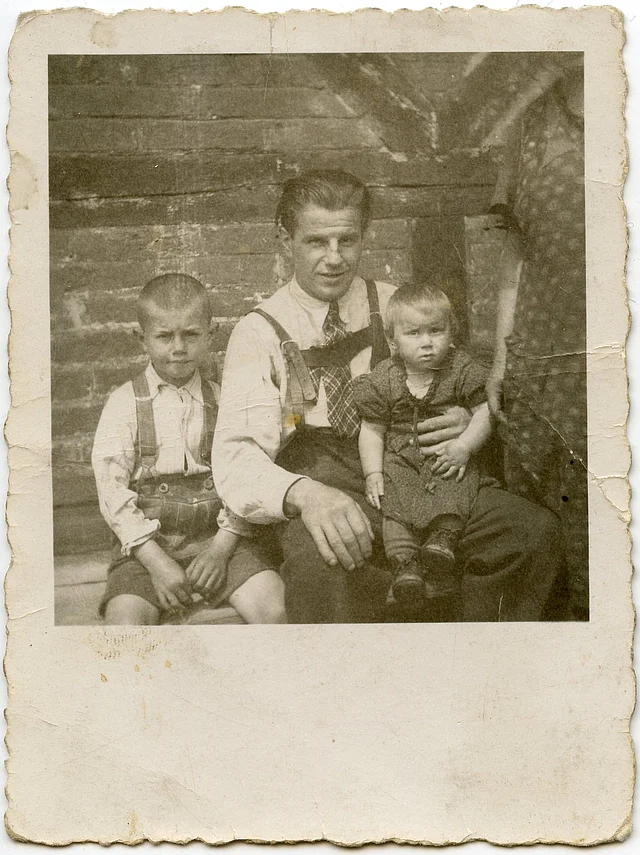 <p>Ernst Janda (mit kurzgeschorenen Haaren) neben seinem Vater und seiner Schwester</p>