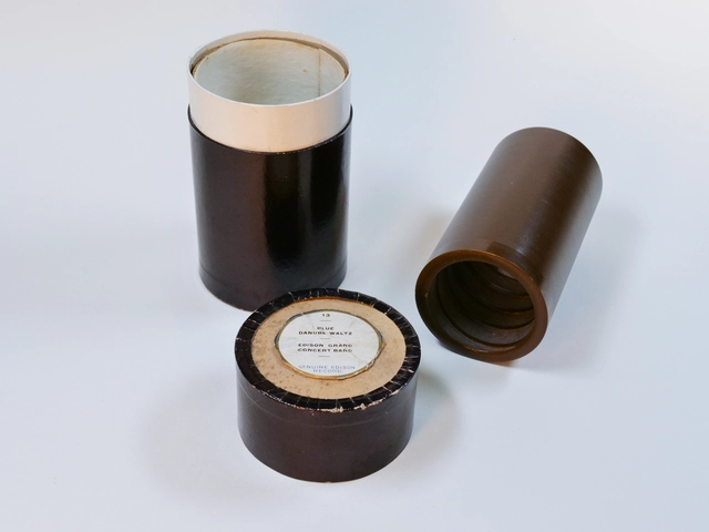Brauner Wachszylinder aus der Sammlung der Österreichischen Mediathek