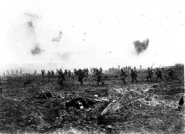 Britische Truppen rücken während der Schlacht von Arras im April 1917 vor