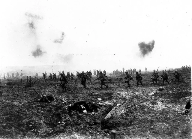 Britische Truppen rücken während der Schlacht von Arras im April 1917 vor