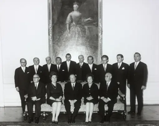 Im Bild: Das Team der Bundesregierung Kreisky I.  Hertha Firnberg übernahm das neu geschaffene Ministerium für Wissenschaft und Forschung, Gertrude Wondrack wurde zur Staatssekretärin im Bundesministerium für soziale Verwaltung bestellt.