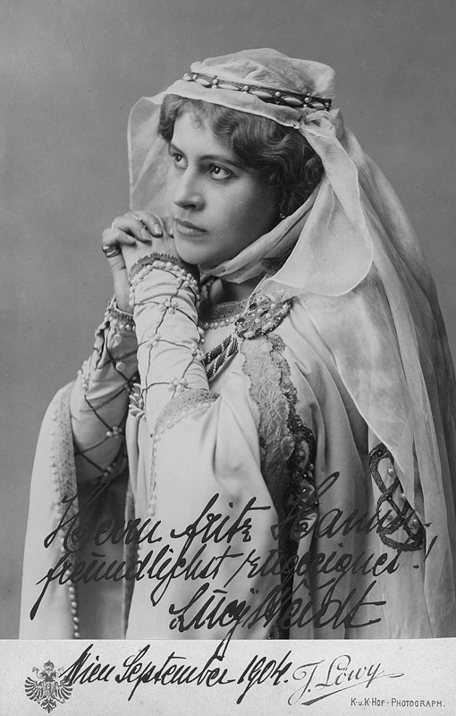 Rollenbildnis der Lucy Weidt mit eigenhändiger Widmung an Fritz Hamm. Wien, September 1904.