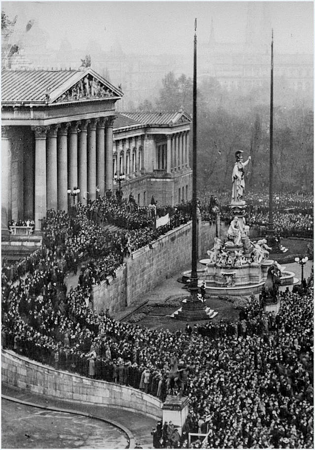 Fotografie der Kundgebung vor dem Parlament in Wien 1918. Massendemonstration am 12.11.1918 anlässlich der Ausrufung der Republik 'Deutsch-Österreich'.
