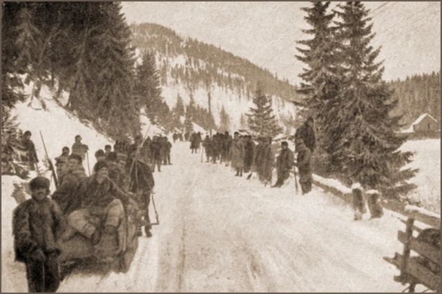 Winterliche Straße in den Karpaten