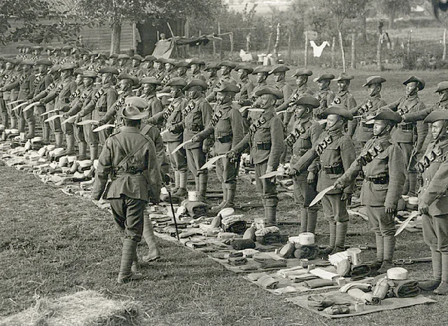Gurkhas bei der Inspektion