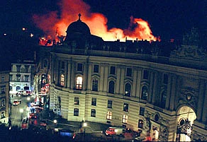 Die brennende Wiener Hofburg in der Nacht auf den 27. November 1992