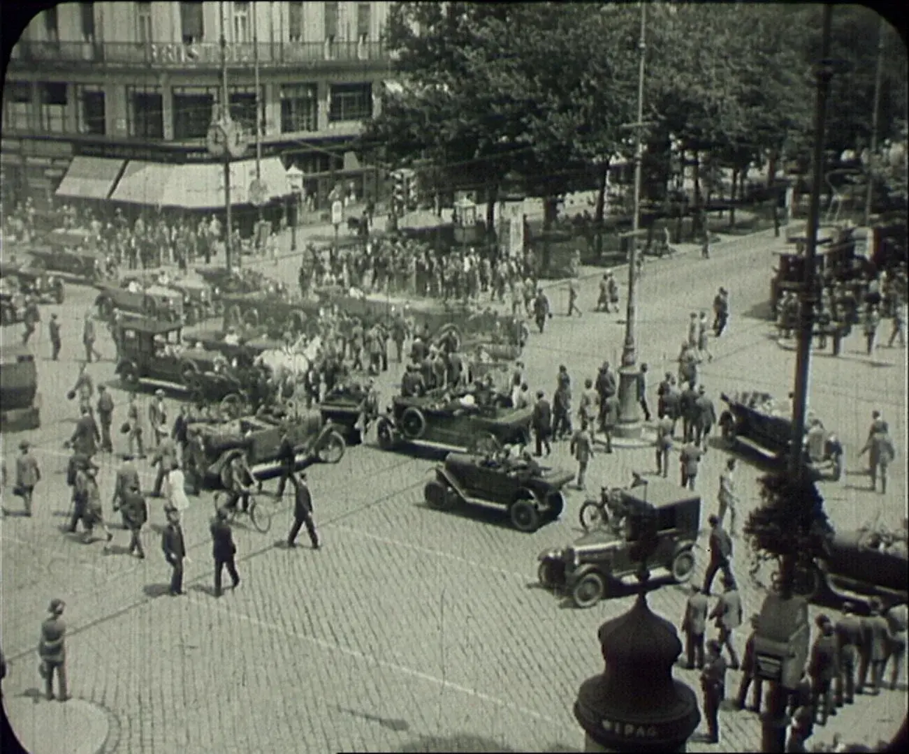 Verkehrschaos auf der Opernkreuzung 1926