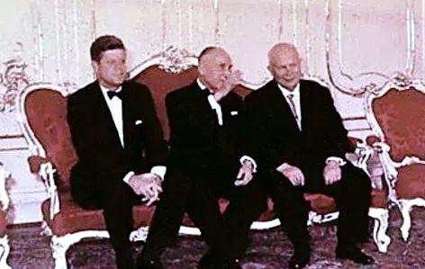 Bundespräsident Adolf Schärf gibt anlässlich des Gipfeltreffens zwischen den USA und der UdSSR in Österreich einen Galaempfang im Schloss Schönbrunn. V.l.n.r.: John F. Kennedy, Adolf Schärf und Nikita Chruschtschow. Wien, Schloss Schönbrunn, am Abend des 3. Juni 1961. Die drei auf einem rot-bespannten Barocksofa im Schloss Schönbrunn.