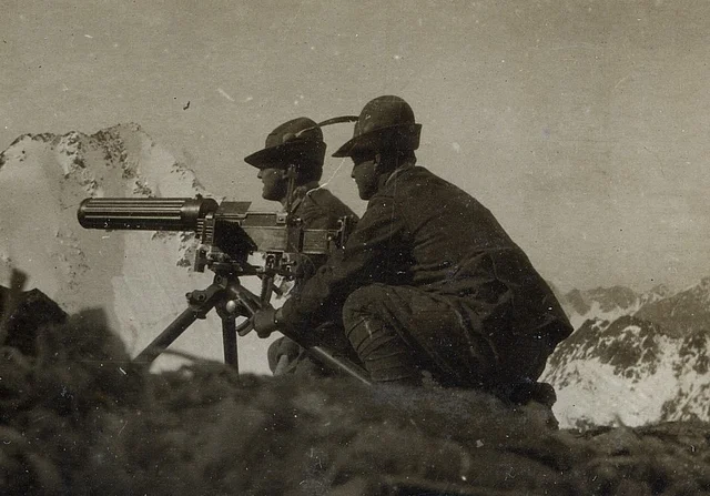 Alpini mit Maschinengewehr im Hochgebirge