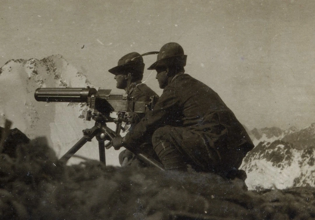 Alpini mit Maschinengewehr im Hochgebirge