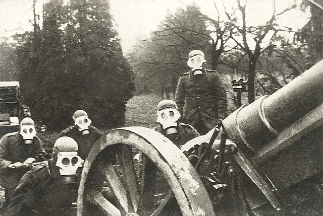 Deutsche Geschützbedienung unter Gasmasken