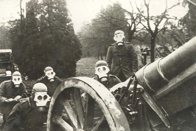 Deutsche Geschützbedienung unter Gasmasken