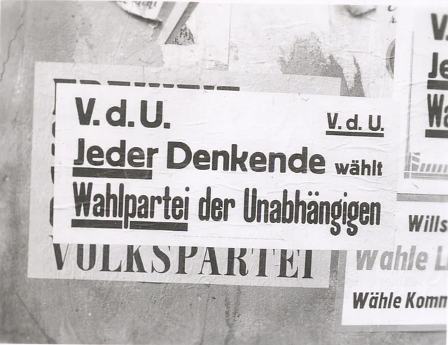 Aufschrift: "V.d.U. Jeder Denkende wählt Wahlparte der Unabhängigen"