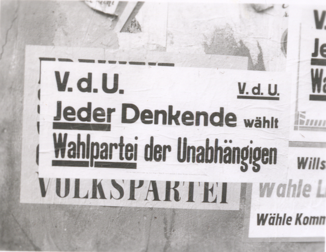Aufschrift: "V.d.U. Jeder Denkende wählt Wahlparte der Unabhängigen"