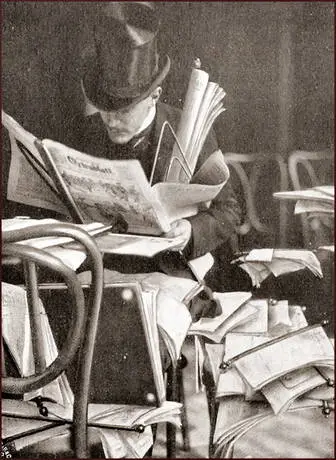 Zeitung lesender Mann im Kaffeehaus.