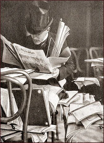 Zeitung lesender Mann im Kaffeehaus.
