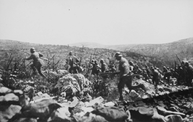 Italienische Infanterie greift an