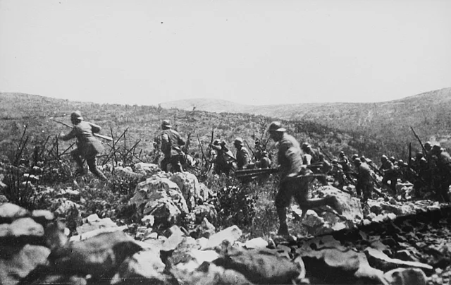 Italienische Infanterie greift an