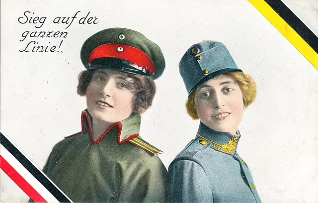 Propagandapostkarte zu Kriegsbeginn - zwei als Soldaten gekleidete junge Frauen.