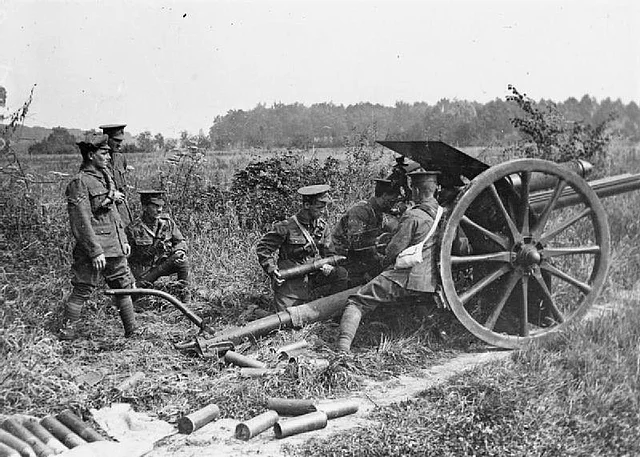   Ordnance QF 18 Pfünder - Das 18 Pfünder (Kaliber 83.8 mm) Feldgeschütz, eine Entwicklung aus dem Jahr 1904, blieb bis zum Zweiten Weltkrieg bei der britischen Armee im Einsatz.