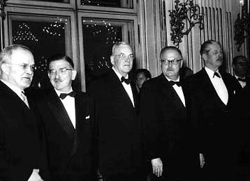 Wjatscheslaw Molotow, Außenminister der Sowjetunion, Leopold Figl, John Foster Dulles, Außenminister der USA, Bundeskanzler Julius Raab und Harold Macmillan, Außenminister des Vereinigten Königreiches, beim Festbankett im Schloss Schönbrunn am 15. Mai 1955. Von links nach rechts alle im Smoking.