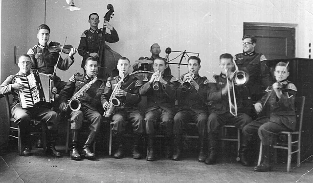 <p>Hans Sindelar (3.v.l.) als Saxofonist bei einer Musikkapelle der Deutschen Wehrmacht, 1939</p>