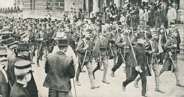 Infanterie am Marsch zu einem Bahnhof in Wien