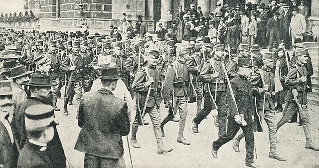 Infanterie am Marsch zu einem Bahnhof in Wien