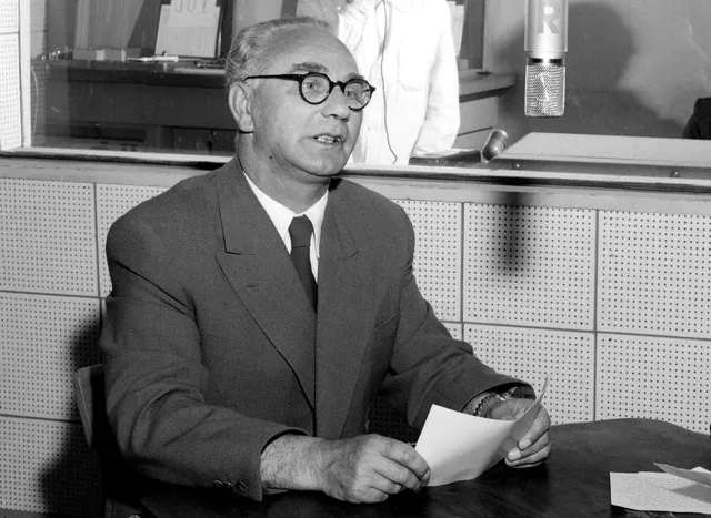 Bürgermeister Franz Jonas im Aufnahmestudio des Senders 'Rot-Weiß-Rot' in Wien an einem Tisch sitzend. 
