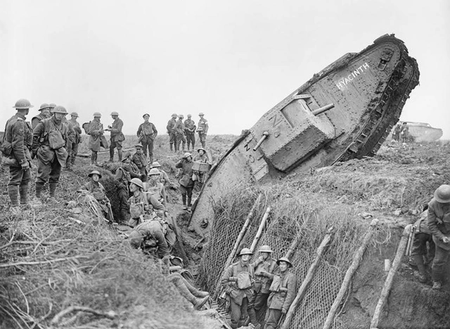 Britischer Tank der einen Graben überwindet