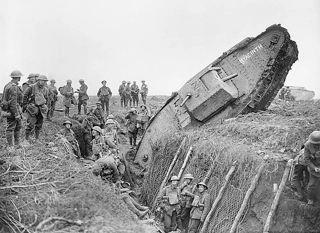 Britischer Tank der einen Graben überwindet