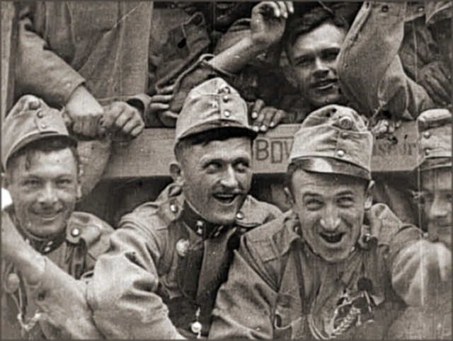 Ins Feld - Jubelnde Soldaten