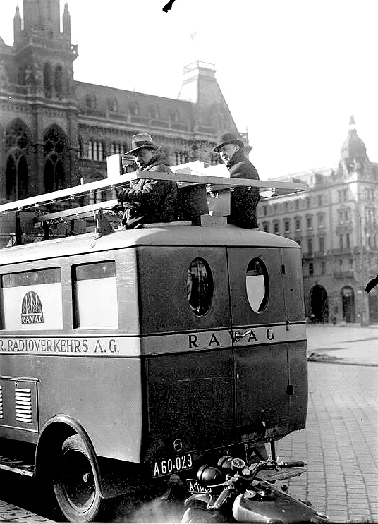 Schwarzweiß-Fotografie des RAVAG-Sendewagens