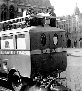 Schwarzweiß-Fotografie des RAVAG-Sendewagens