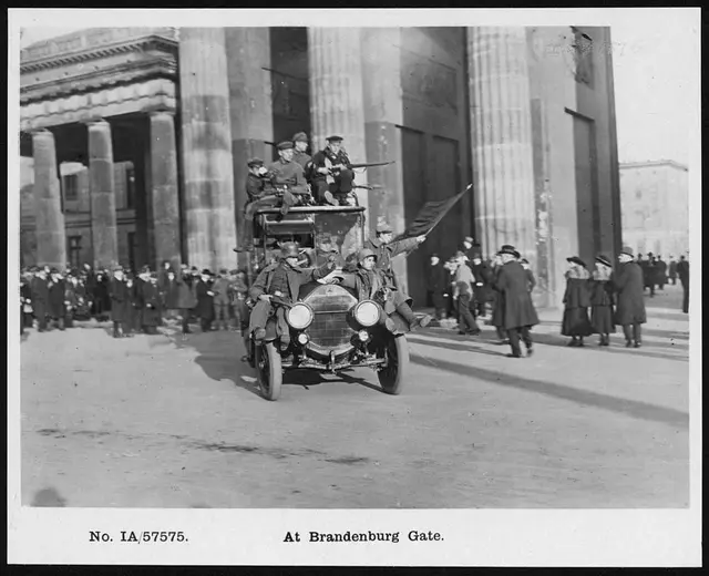 9. November - Republik und Revolution in Berlin - Soldaten und Matrosen auf LKW vor Brandenburger Tor mit Roter Fahne