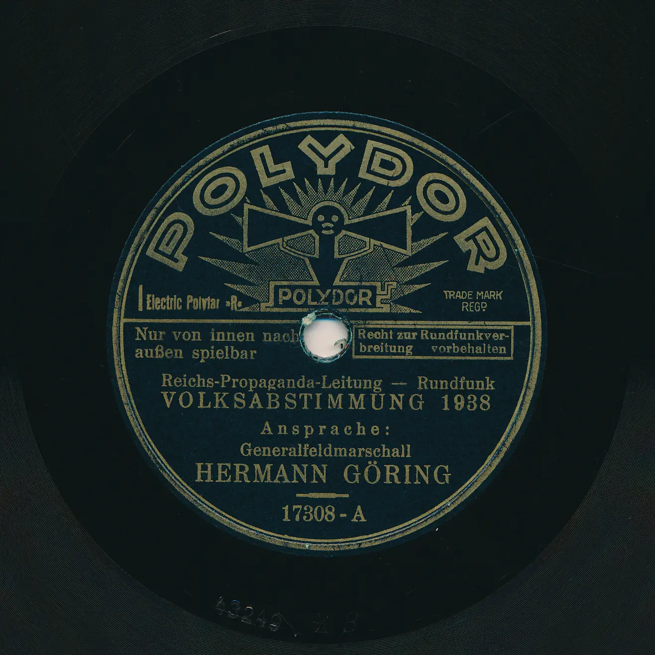 Das Polydor-Label einer Schellackplatte mit einer Ansprache von Generalfeldmarschall Hermann Göring zur Volksabstimmung 1938 von der Reichs-Propaganda-Leitung Rundfunk.
Außerdem ist zu lesen: "Recht zur Rundfunkverbreitung vorbehalten" und " Nur von innen nach außen spielbar".
Die Matrizennummer lautet: 17308-A