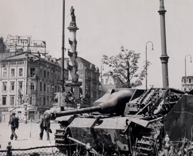 Praterstern. Panzer im Vordergrund. Hinten sind Häuser und die Säule mit Tegethoff zu sehen.