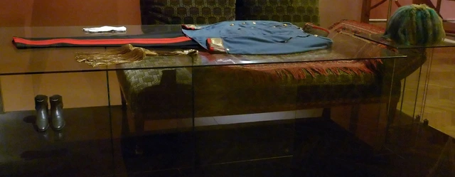 Die blutige Uniform des Thronfolgers, persönliche Gegenstände und die Liege auf der er verstarb.