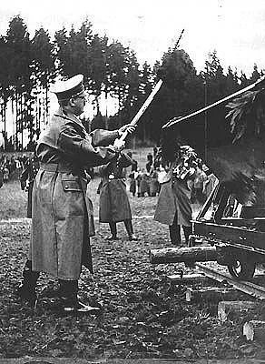 Adolf Hitler beim Spatenstich zum Reichsautobahnbau in Österreich. Walserberg bei Salzburg, am 7. April 1938. Hitler in Uniform wirft mit der Schaufel Erde in einen Eisenbahnwagon.