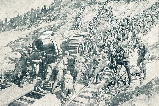 Italiener bringen im Mannschaftstransport ein schweres Geschütz auf einen Berg