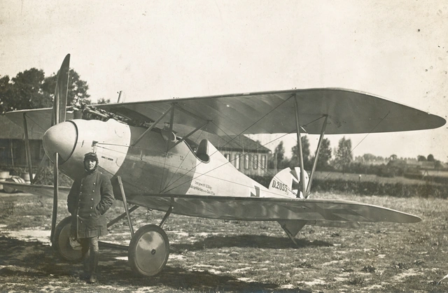 Deutsches Albatros-Jagdflugzeug mit Pilot davor